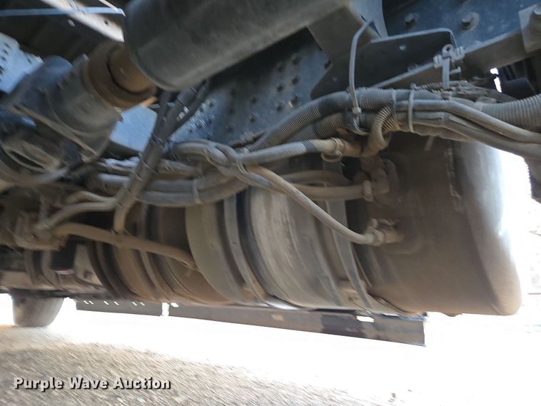 image for item DY6972 2017 Volvo VNL truck cab and chassis