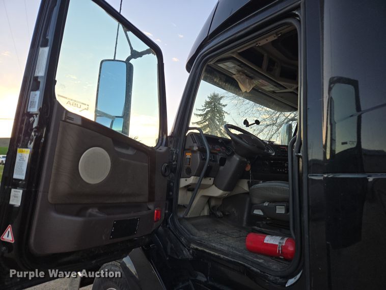 image for item DY6972 2017 Volvo VNL truck cab and chassis