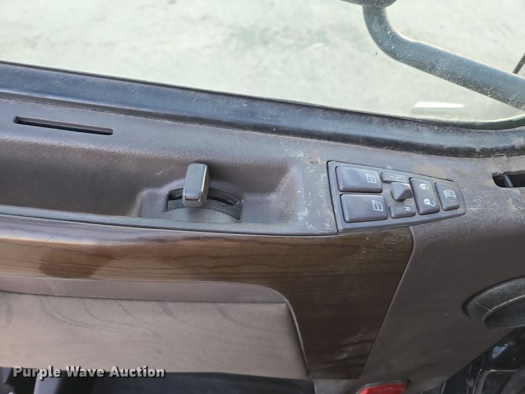 image for item DY6972 2017 Volvo VNL truck cab and chassis