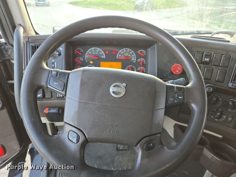 image for item DY6972 2017 Volvo VNL truck cab and chassis