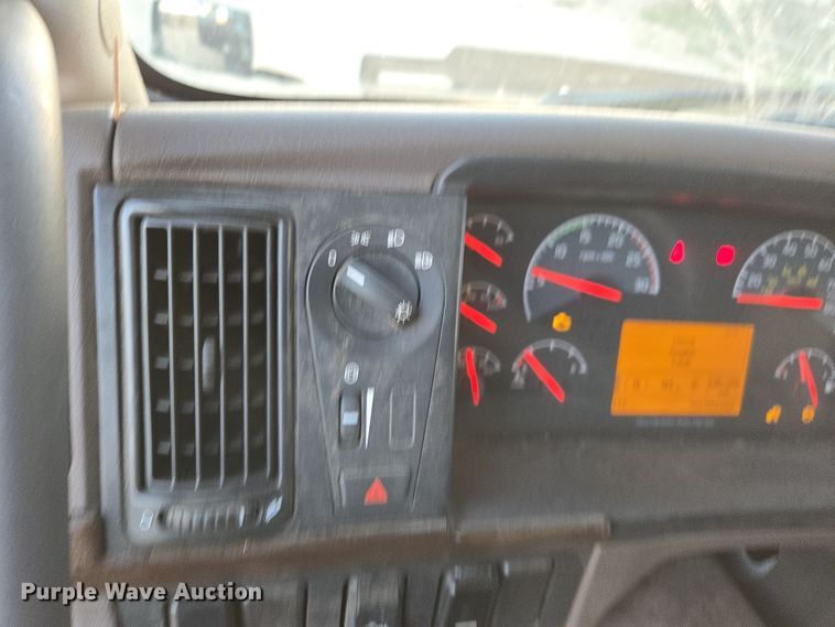 image for item DY6972 2017 Volvo VNL truck cab and chassis