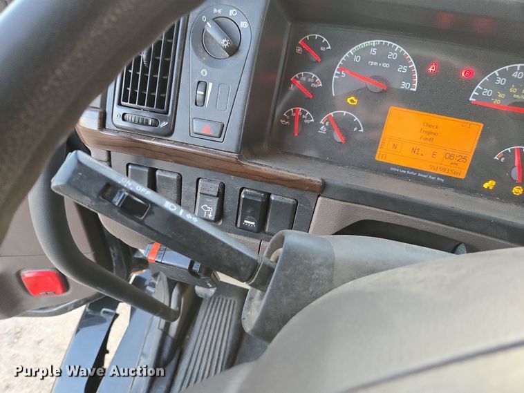 image for item DY6972 2017 Volvo VNL truck cab and chassis