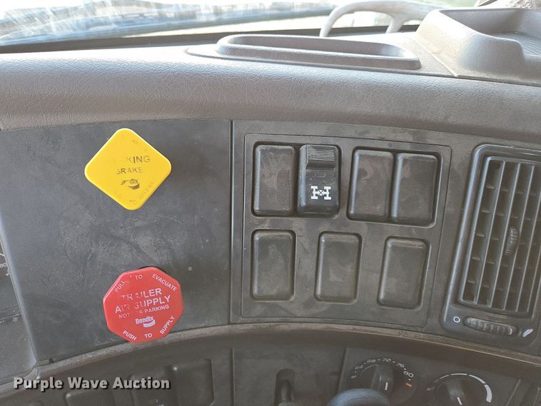 image for item DY6972 2017 Volvo VNL truck cab and chassis