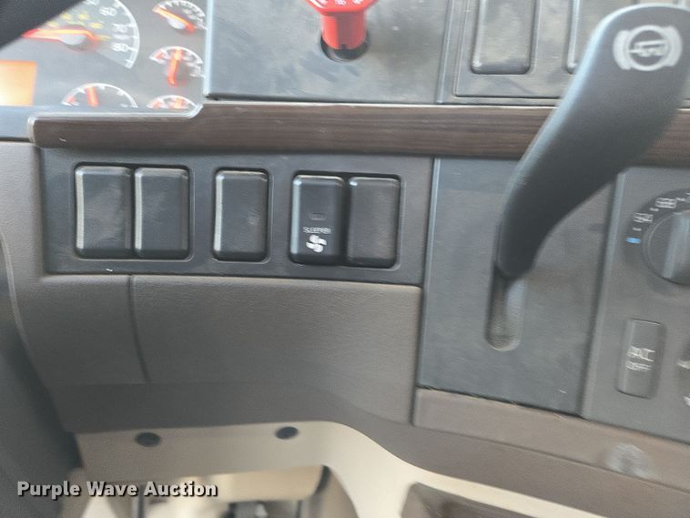 image for item DY6972 2017 Volvo VNL truck cab and chassis