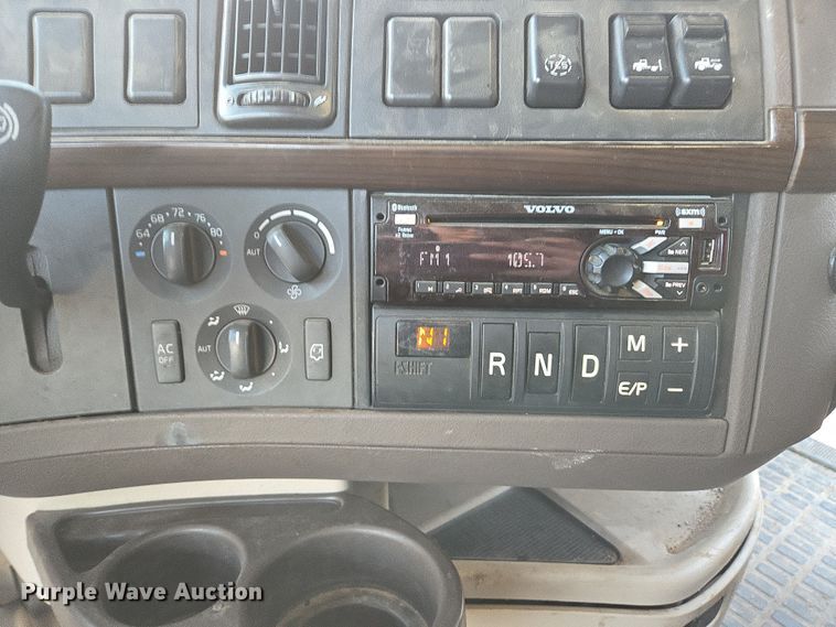 image for item DY6972 2017 Volvo VNL truck cab and chassis