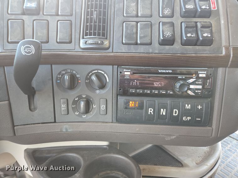 image for item DY6972 2017 Volvo VNL truck cab and chassis