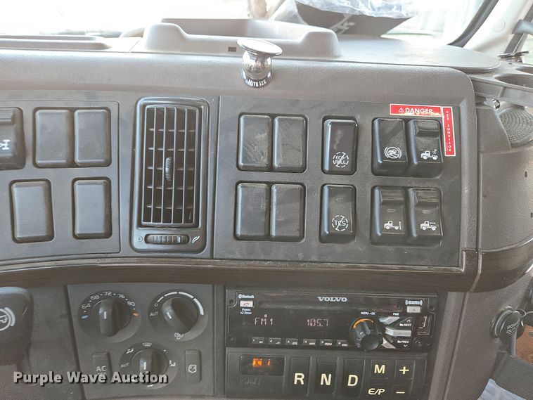 image for item DY6972 2017 Volvo VNL truck cab and chassis