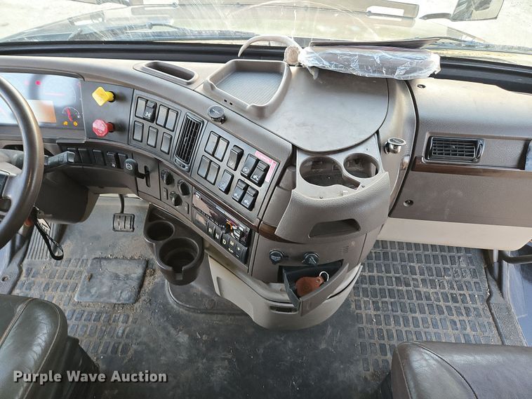 image for item DY6972 2017 Volvo VNL truck cab and chassis