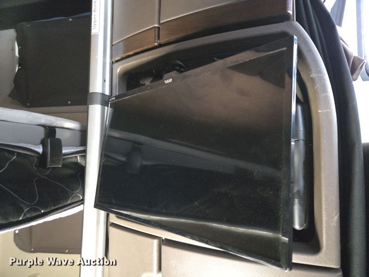 image for item DY6972 2017 Volvo VNL truck cab and chassis