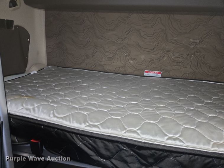 image for item DY6972 2017 Volvo VNL truck cab and chassis