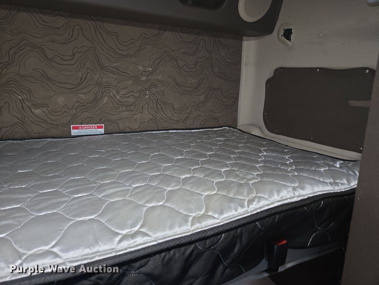 image for item DY6972 2017 Volvo VNL truck cab and chassis