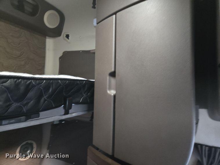 image for item DY6972 2017 Volvo VNL truck cab and chassis