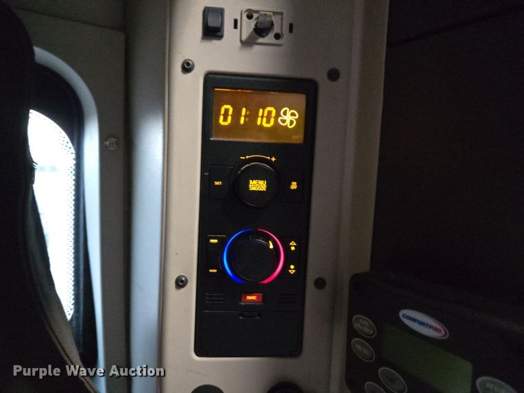 image for item DY6972 2017 Volvo VNL truck cab and chassis