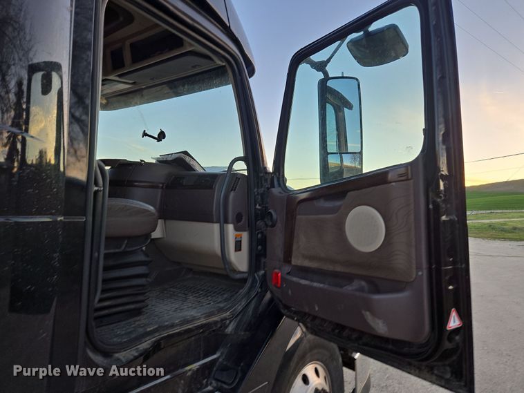 image for item DY6972 2017 Volvo VNL truck cab and chassis