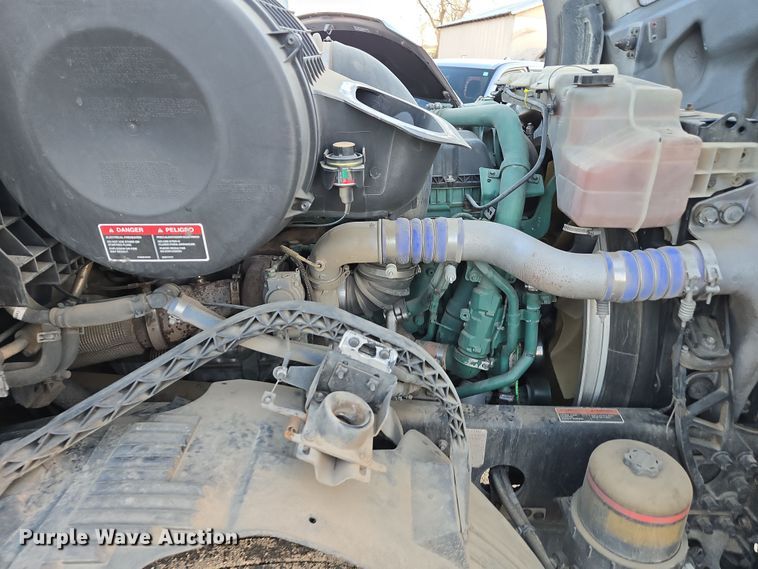 image for item DY6972 2017 Volvo VNL truck cab and chassis