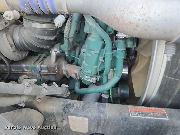 image for item DY6972 2017 Volvo VNL truck cab and chassis