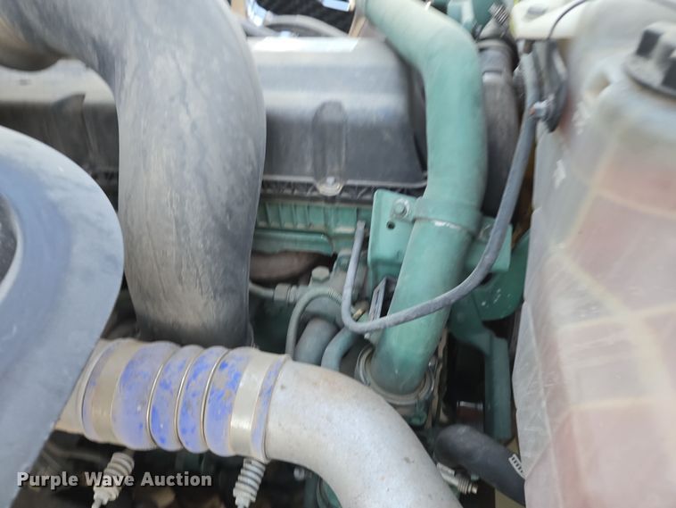 image for item DY6972 2017 Volvo VNL truck cab and chassis