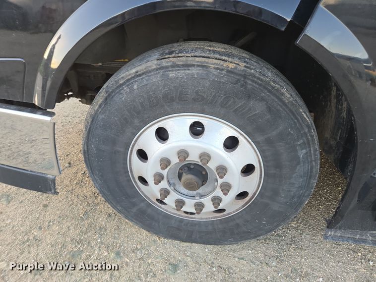 image for item DY6972 2017 Volvo VNL truck cab and chassis