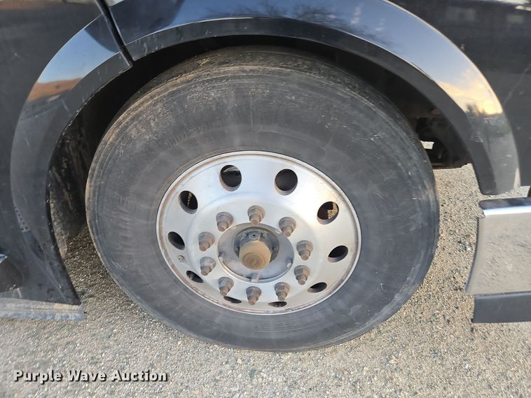 image for item DY6972 2017 Volvo VNL truck cab and chassis