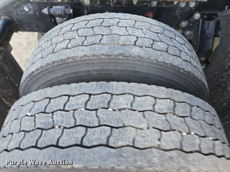 image for item DY6972 2017 Volvo VNL truck cab and chassis