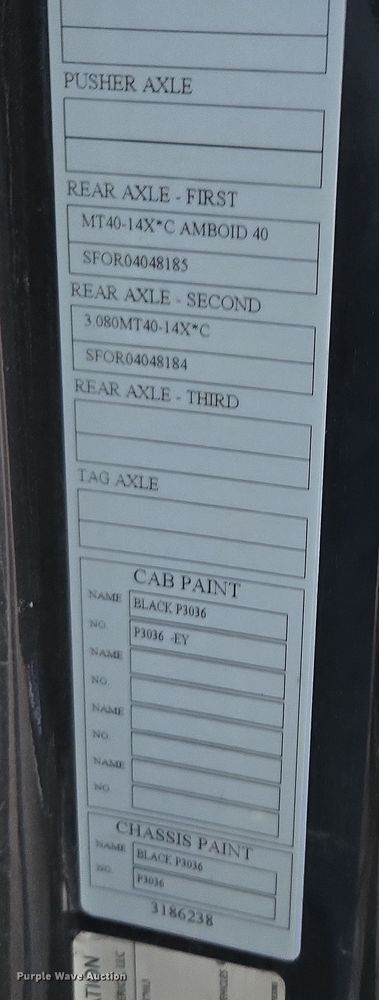 image for item DY6972 2017 Volvo VNL truck cab and chassis