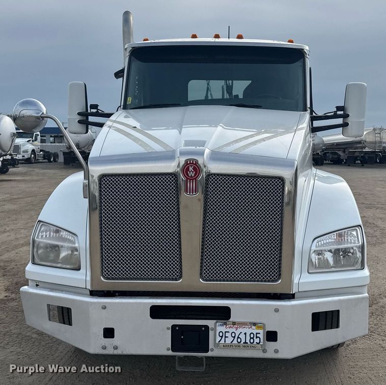 image for item DY7000 2021 Kenworth T880 semi truck