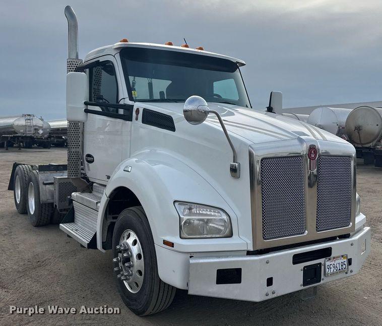 image for item DY7000 2021 Kenworth T880 semi truck