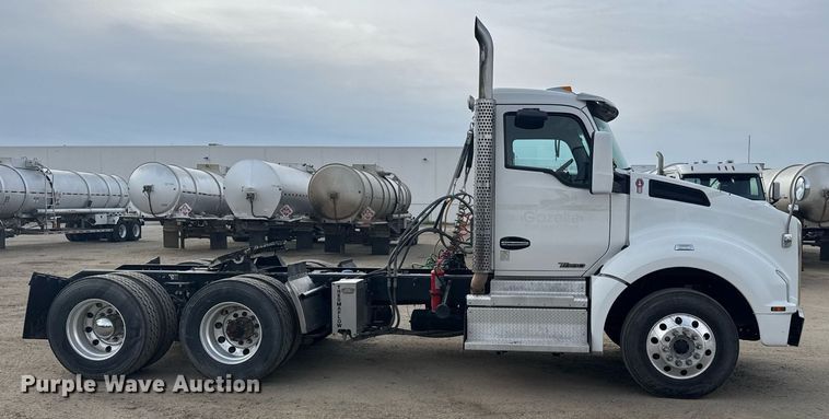 image for item DY7000 2021 Kenworth T880 semi truck