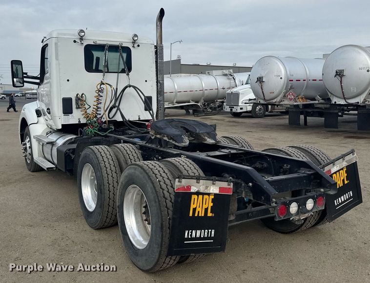 image for item DY7000 2021 Kenworth T880 semi truck