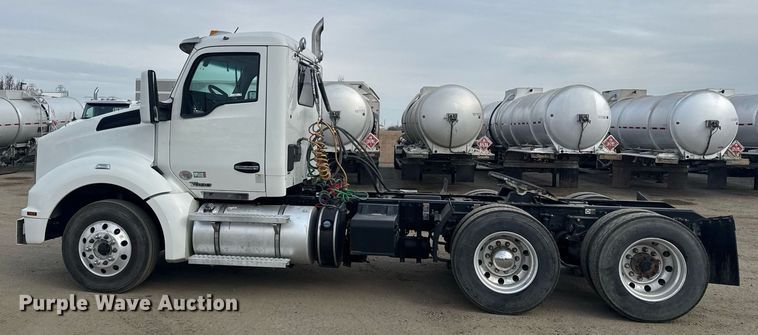 image for item DY7000 2021 Kenworth T880 semi truck