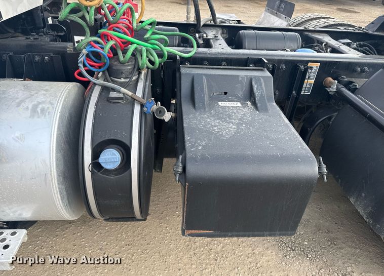 image for item DY7000 2021 Kenworth T880 semi truck