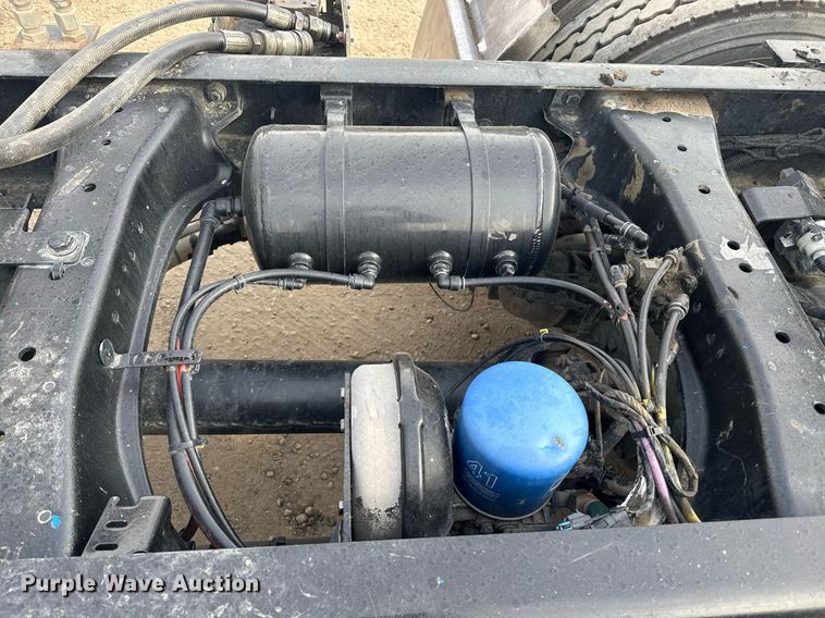 image for item DY7000 2021 Kenworth T880 semi truck