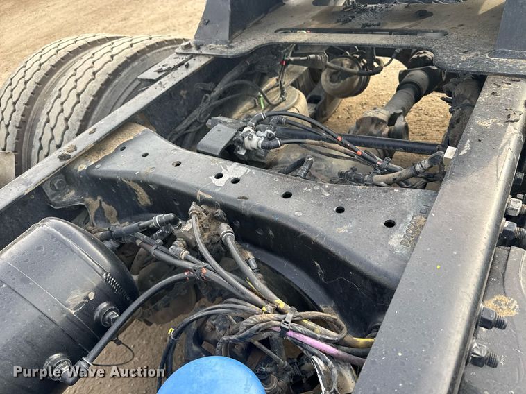 image for item DY7000 2021 Kenworth T880 semi truck