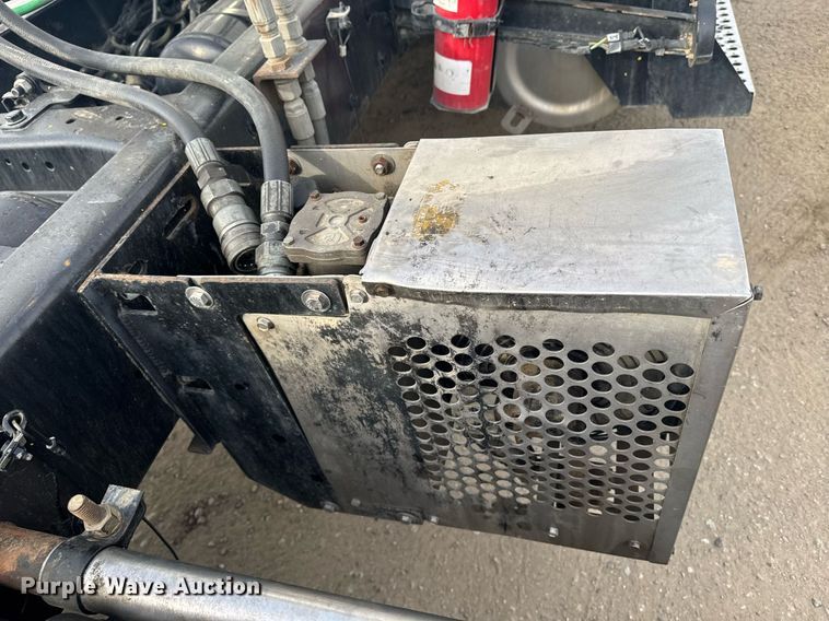 image for item DY7000 2021 Kenworth T880 semi truck