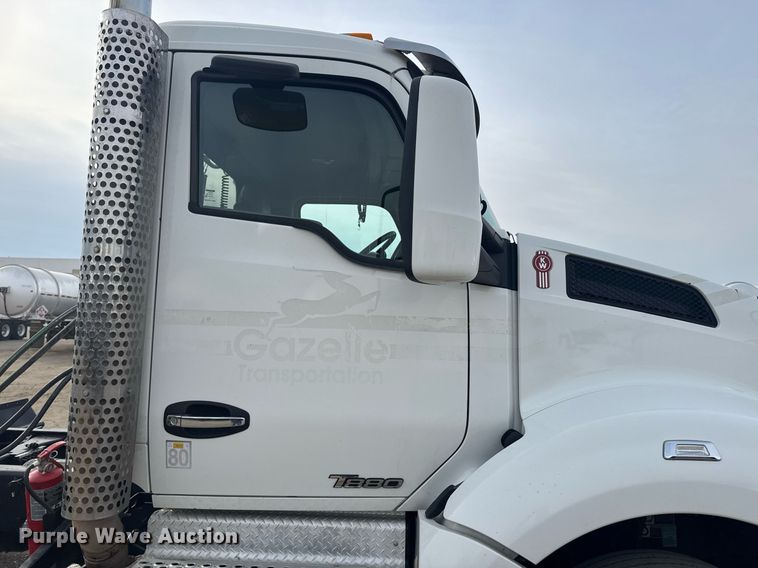 image for item DY7000 2021 Kenworth T880 semi truck