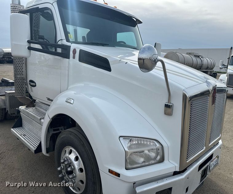 image for item DY7000 2021 Kenworth T880 semi truck