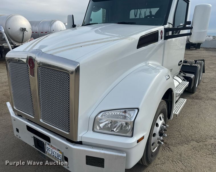 image for item DY7000 2021 Kenworth T880 semi truck