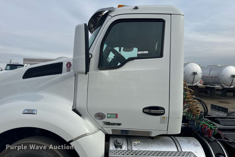 image for item DY7000 2021 Kenworth T880 semi truck