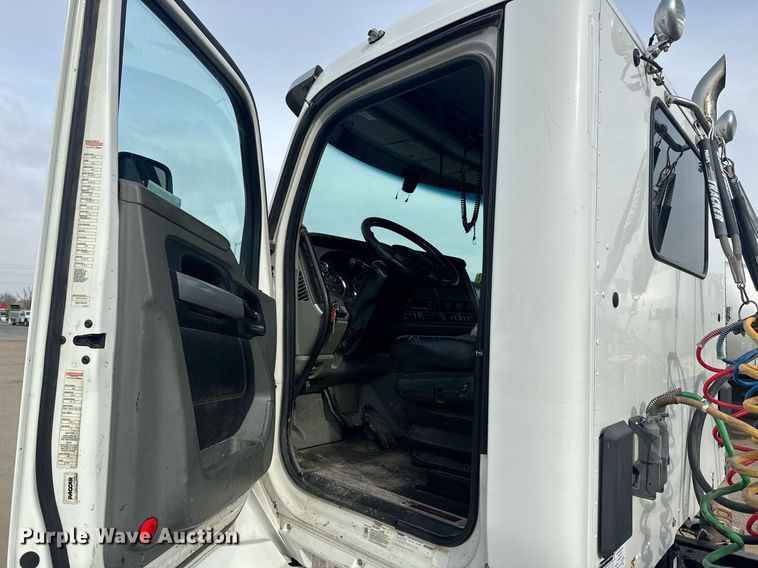 image for item DY7000 2021 Kenworth T880 semi truck