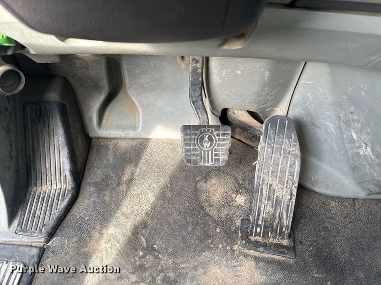 image for item DY7000 2021 Kenworth T880 semi truck