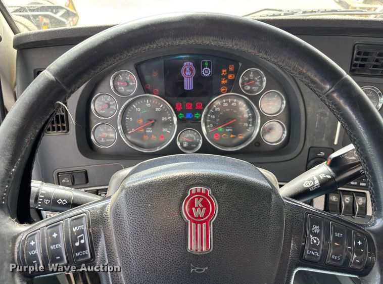 image for item DY7000 2021 Kenworth T880 semi truck