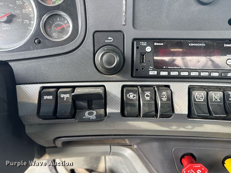 image for item DY7000 2021 Kenworth T880 semi truck