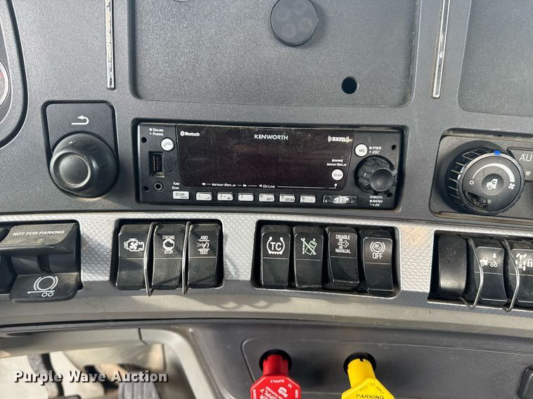 image for item DY7000 2021 Kenworth T880 semi truck