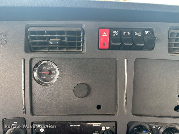 image for item DY7000 2021 Kenworth T880 semi truck