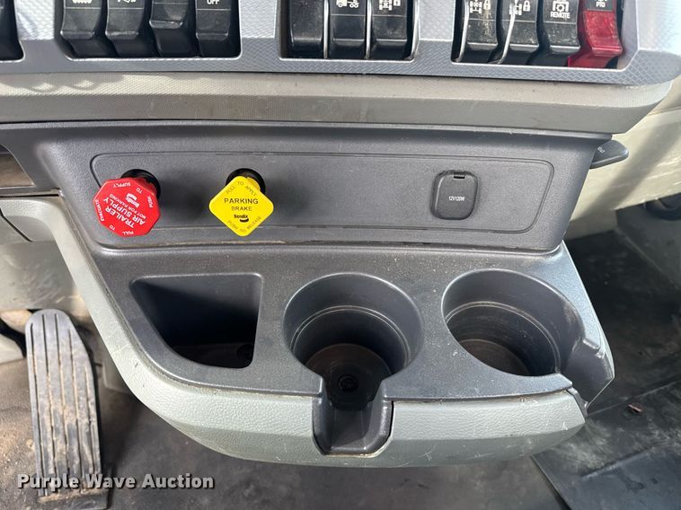 image for item DY7000 2021 Kenworth T880 semi truck