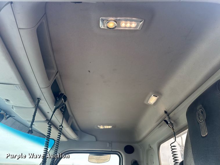 image for item DY7000 2021 Kenworth T880 semi truck