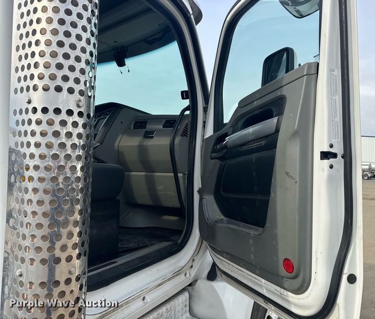 image for item DY7000 2021 Kenworth T880 semi truck