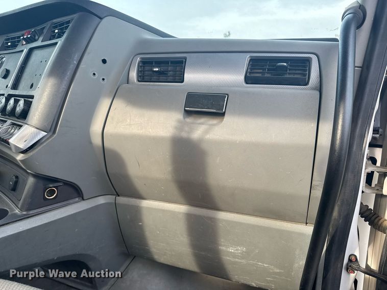 image for item DY7000 2021 Kenworth T880 semi truck