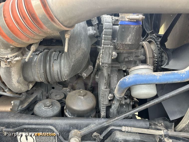 image for item DY7000 2021 Kenworth T880 semi truck