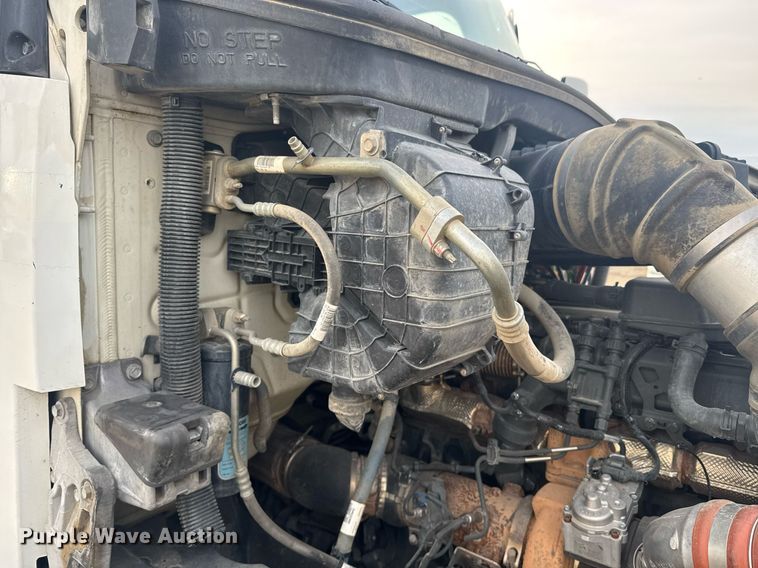 image for item DY7000 2021 Kenworth T880 semi truck